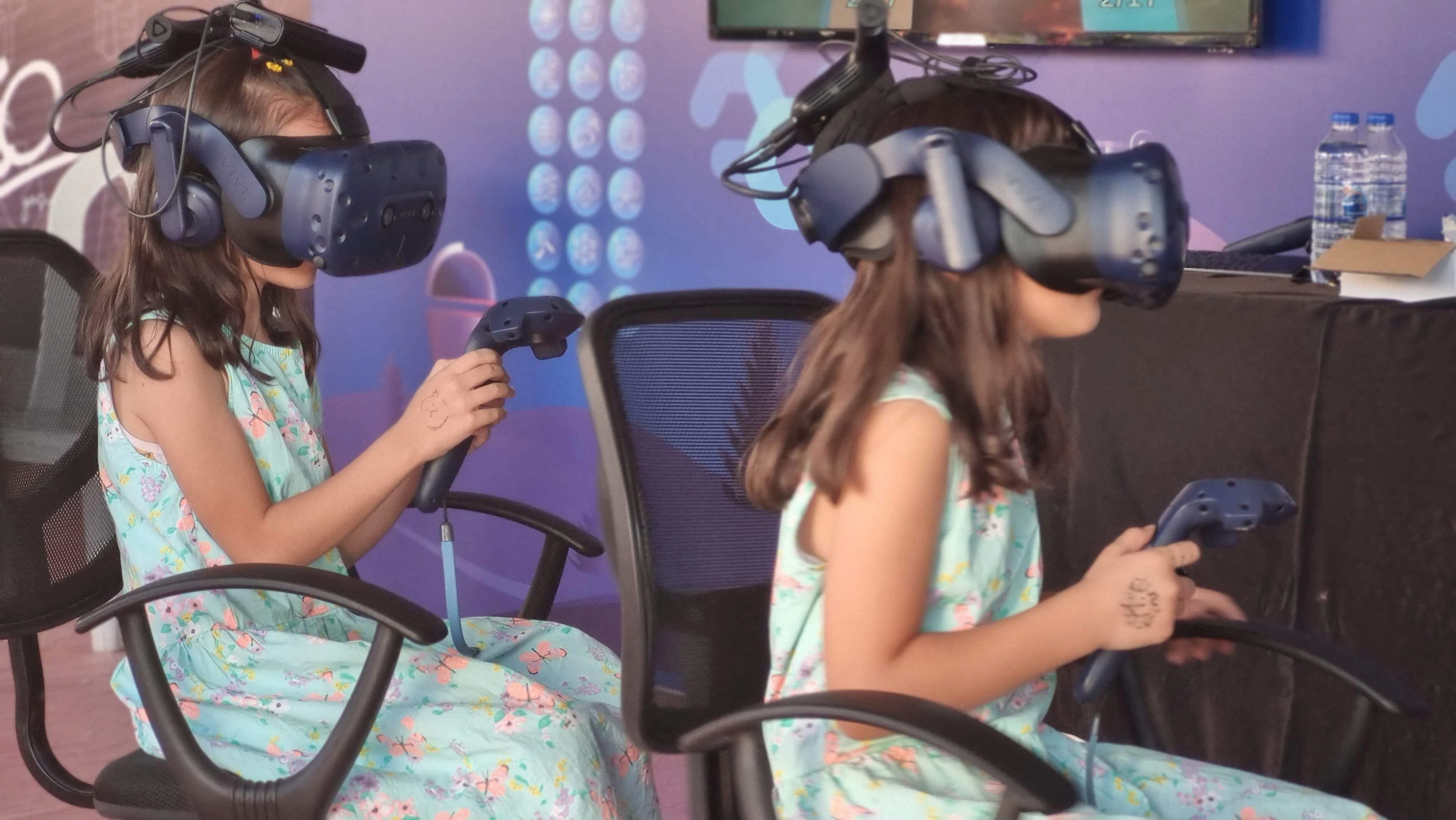 VR House 4 adet mobil VR sistemi ile okullarda VR etkinliği düzenlemeye başladı.