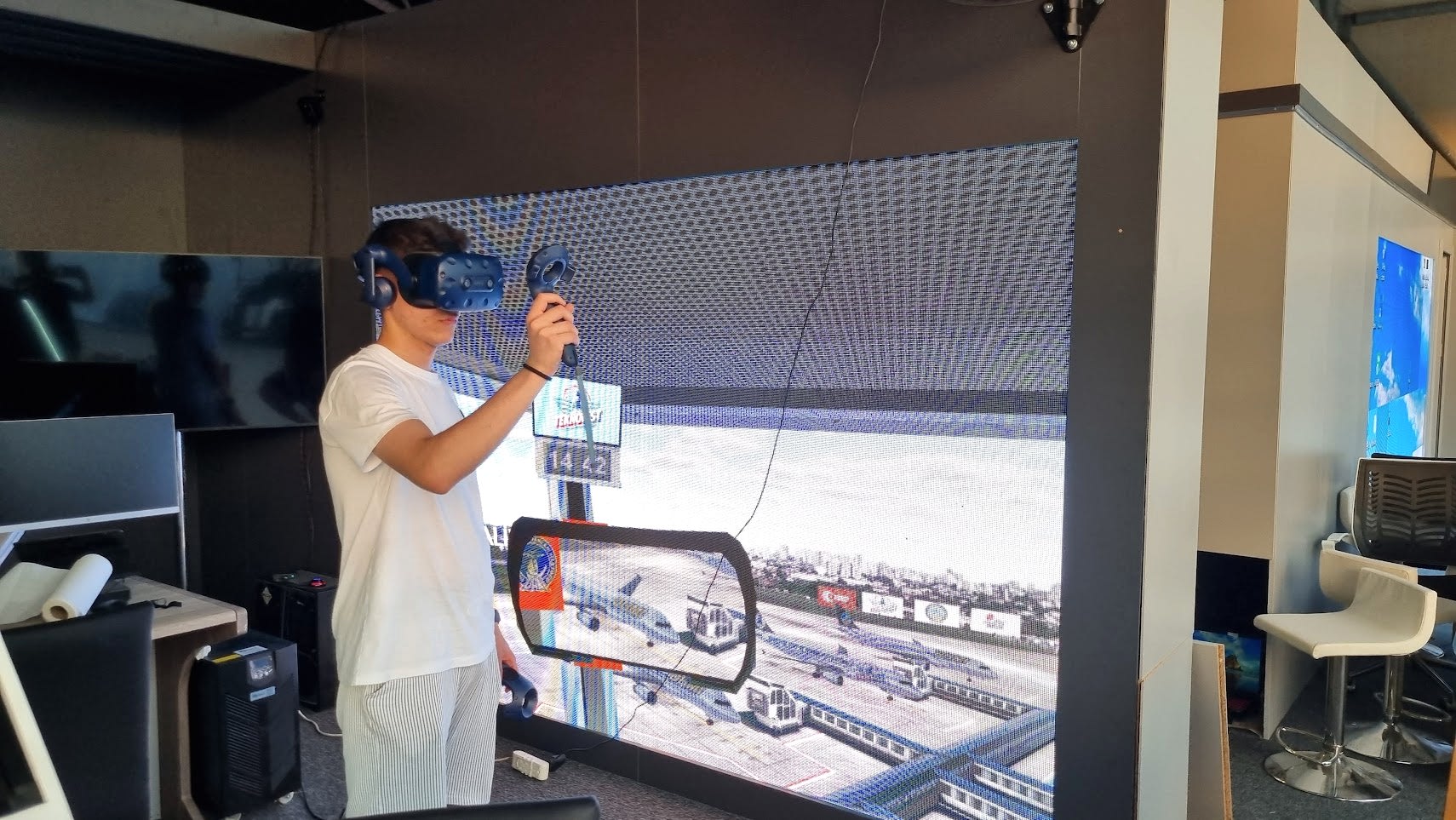 DHMİ işbirliği ile İzmit Teknofest'te VR Hava Trafik Kontolörü Simülatörü Oyunu'na büyük ilgi